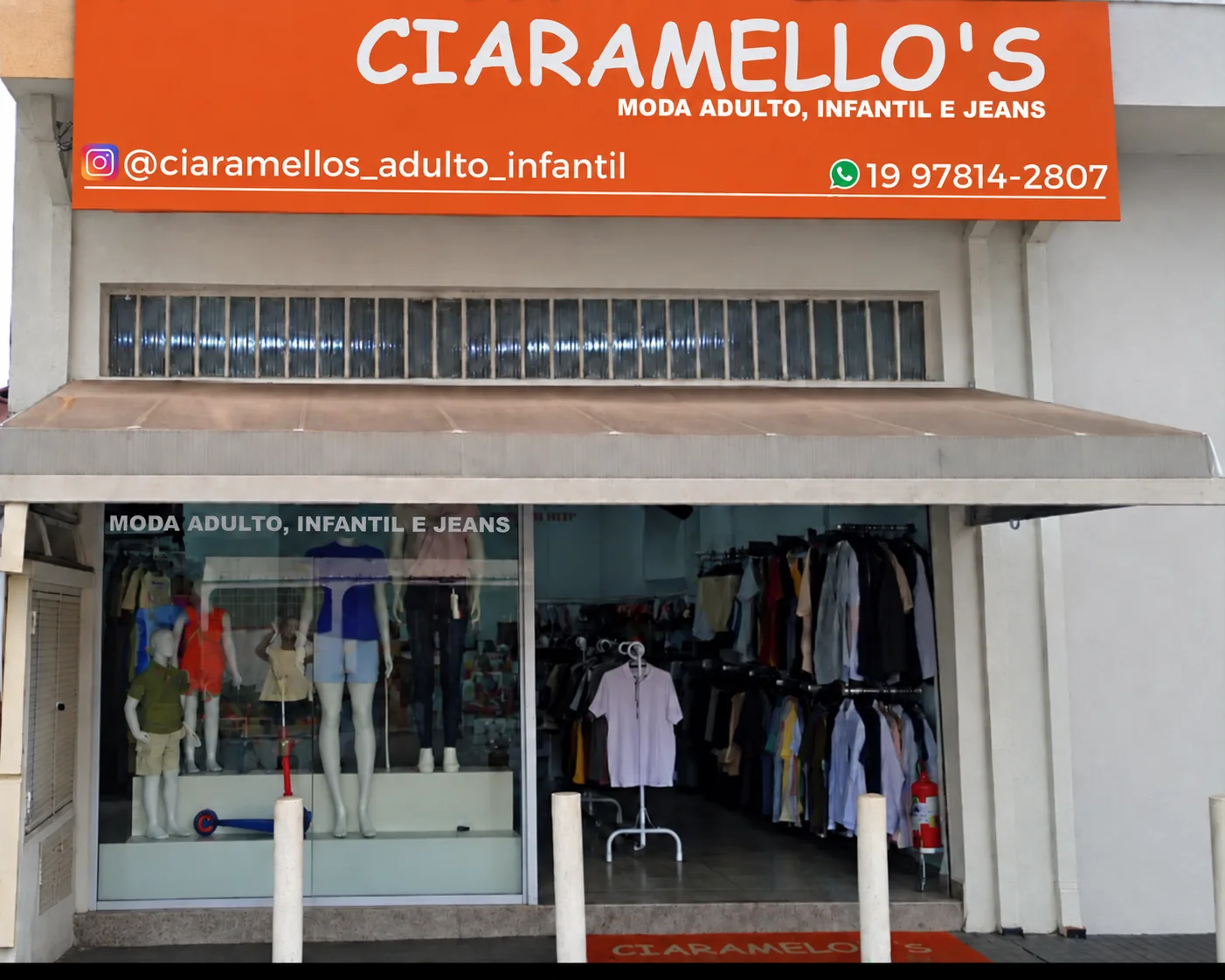Fachada real da loja Ciaramellos com placa laranja na Rua Antônio Fernandes Leite, em Hortolândia